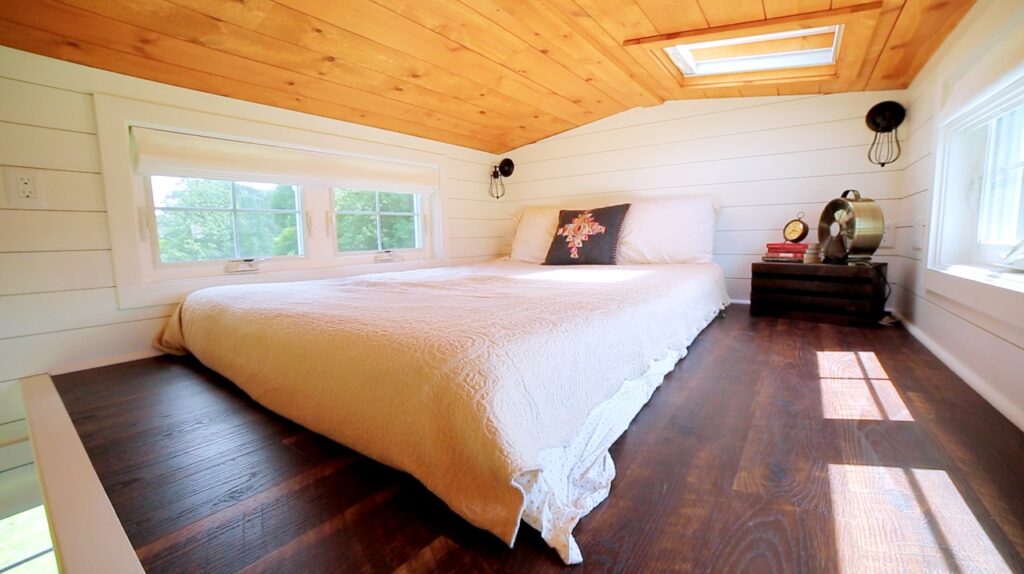 tiny house bedroom_Sleeping loft